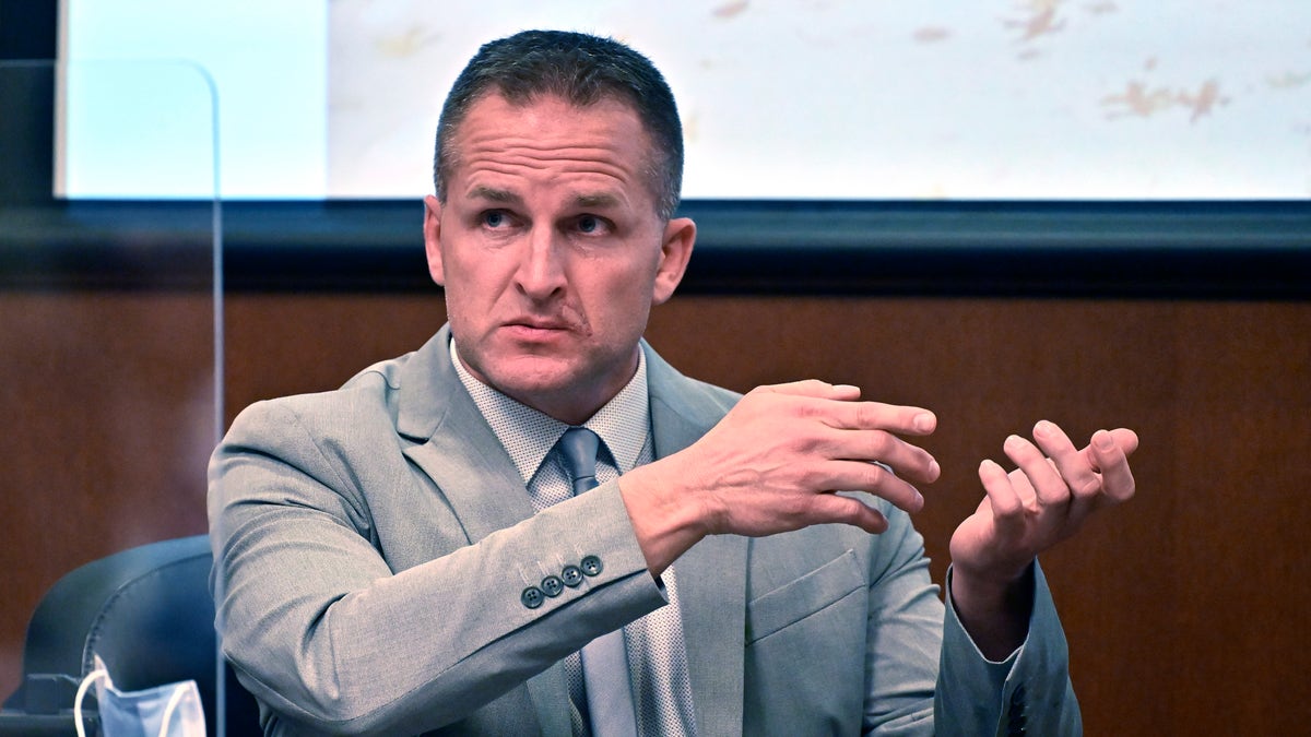 Brett Hankison is cross-examined in a Louisville, KY courtroom