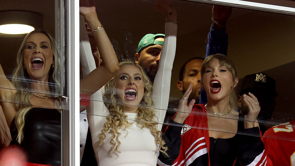 Taylor Swift e Brittany Mahomes tifano per una partita di football