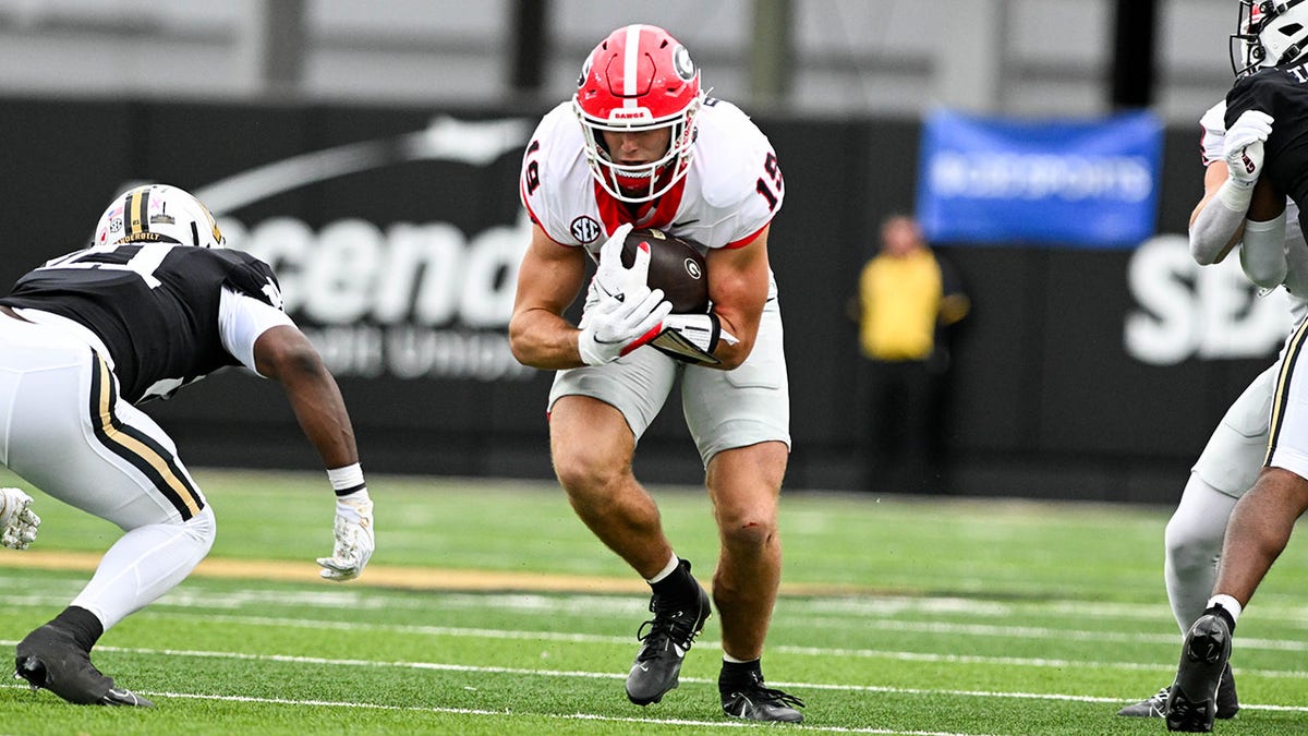 NFL prospect Brock Bowers suffers injury scare in first half of top ranked  Georgia's game against Vanderbilt | Fox News