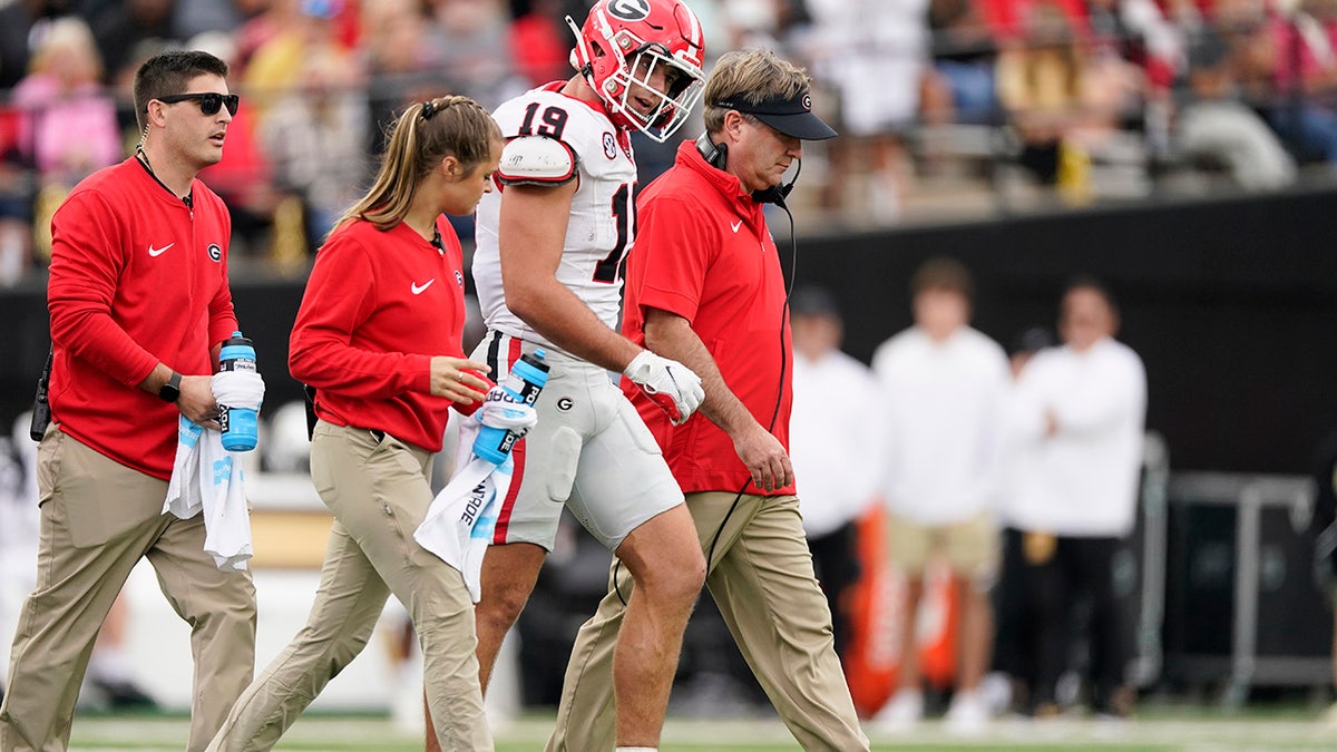 Brock Bowers limps off the field