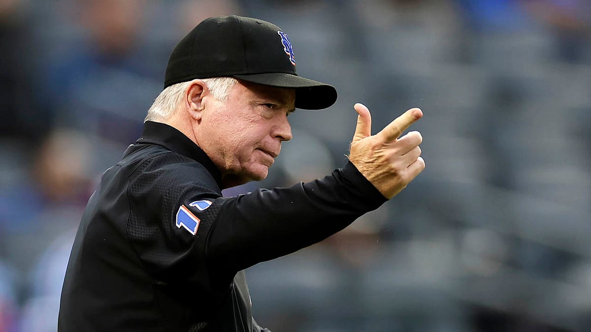 New York Mets manager Buck Showalter returning to the dugout after