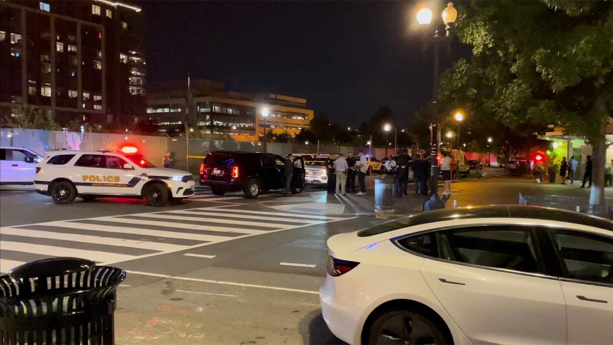 Policja, ludzie na ulicy w Waszyngtonie po kradzieży samochodu