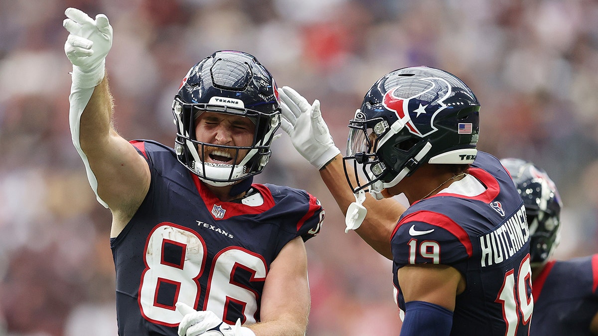 Dalton Schultz celebrates catch