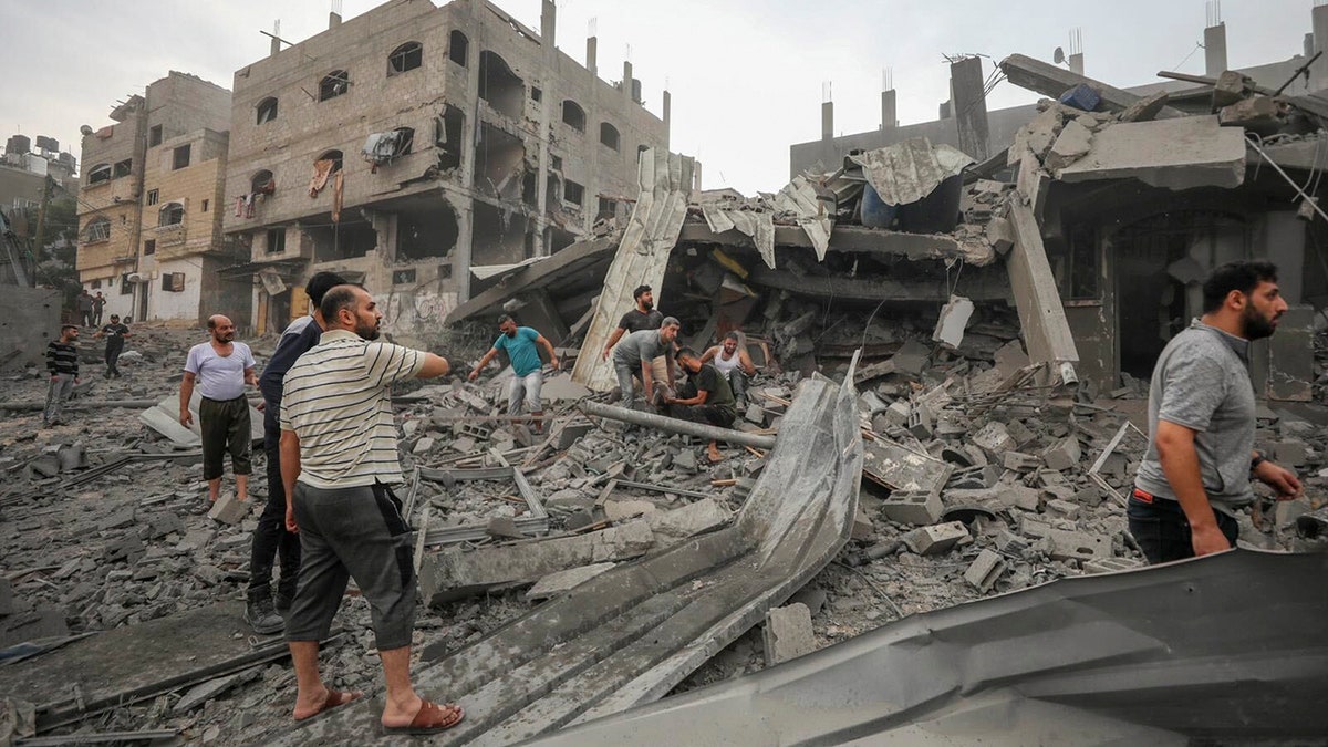 Pessoas procuram sobreviventes após ataque aéreo em Gaza
