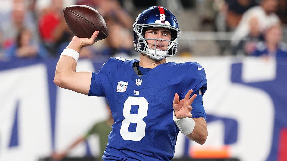 Daniel Jones throws ball