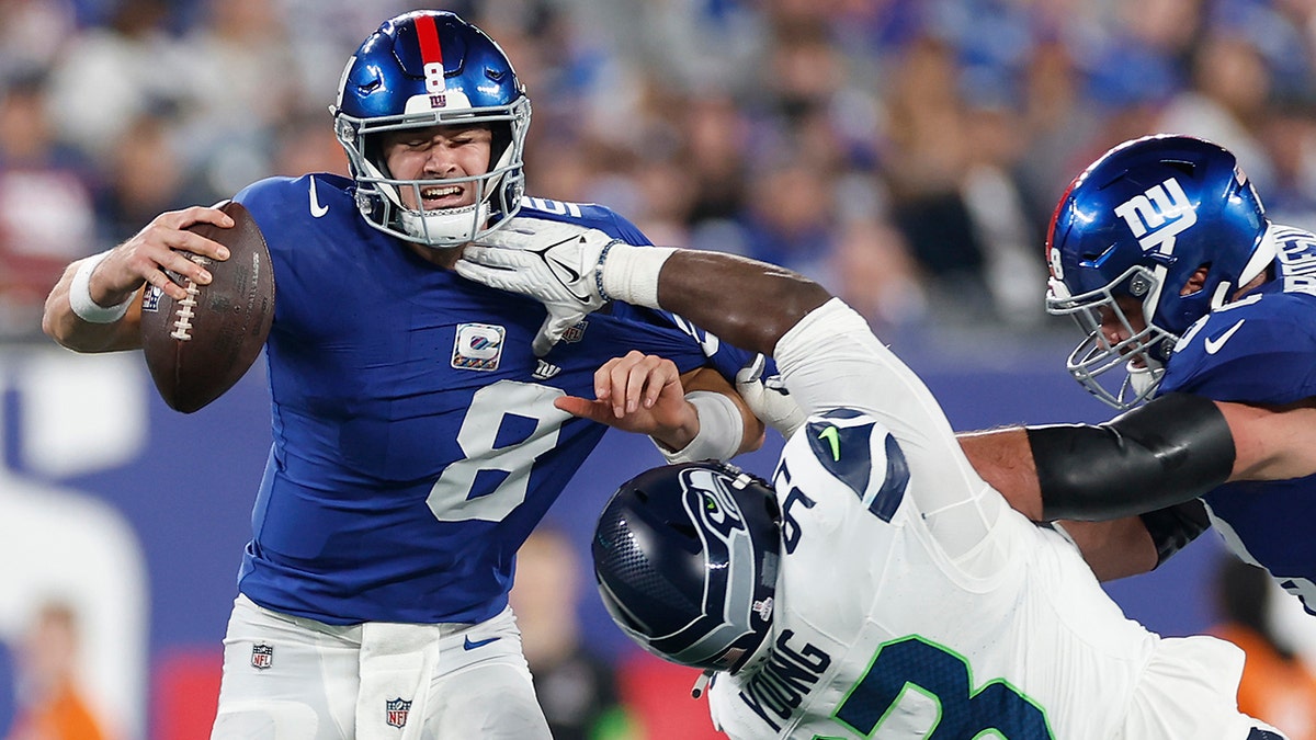 Seattle Seahawks 24-3 New York Giants: Daniel Jones sacked 11 times as  Devon Witherspoon scores 97-yard pick-six, NFL News