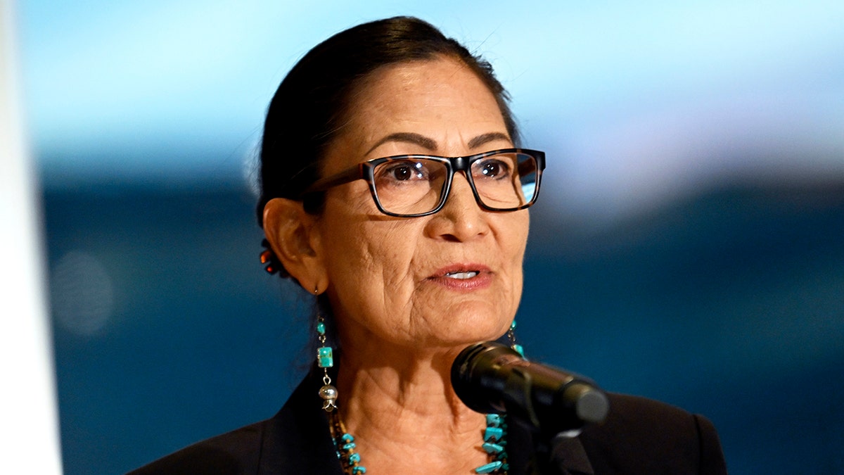 Deb Haaland en septiembre de 2023