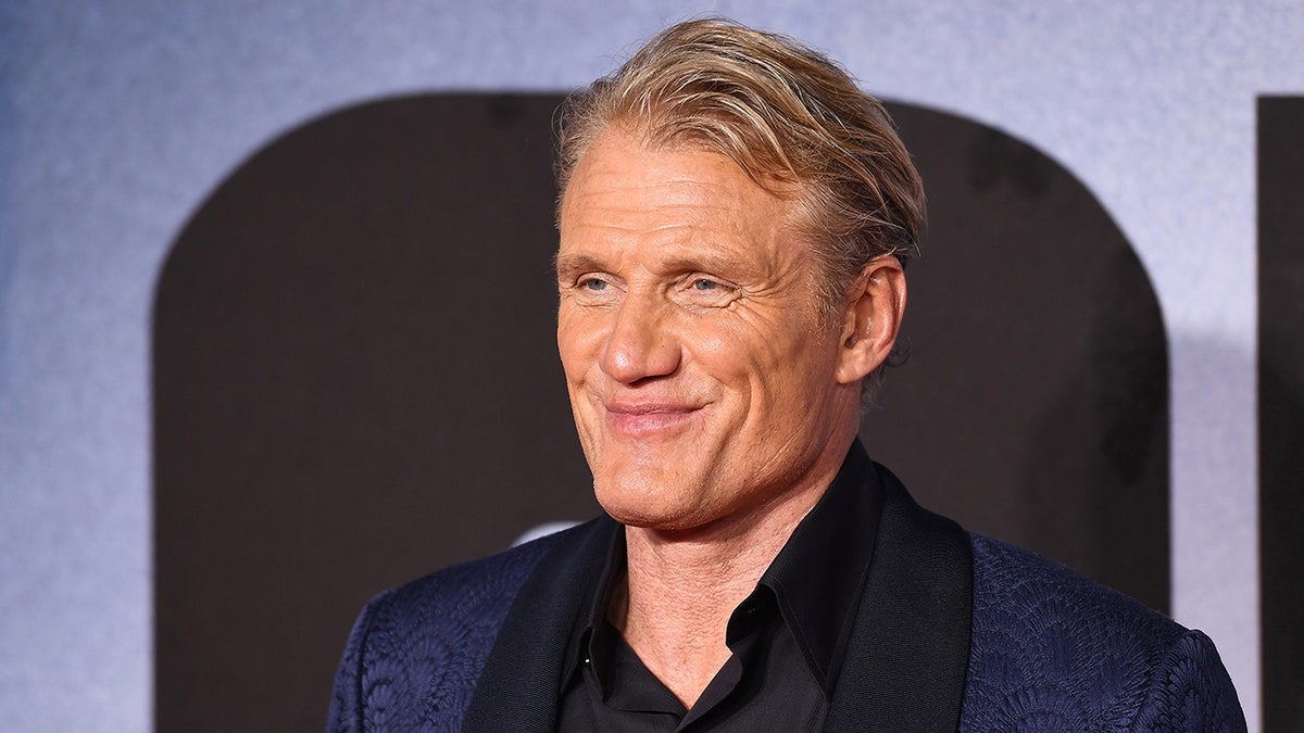 Primo piano di Dolph Lundgren che sorride