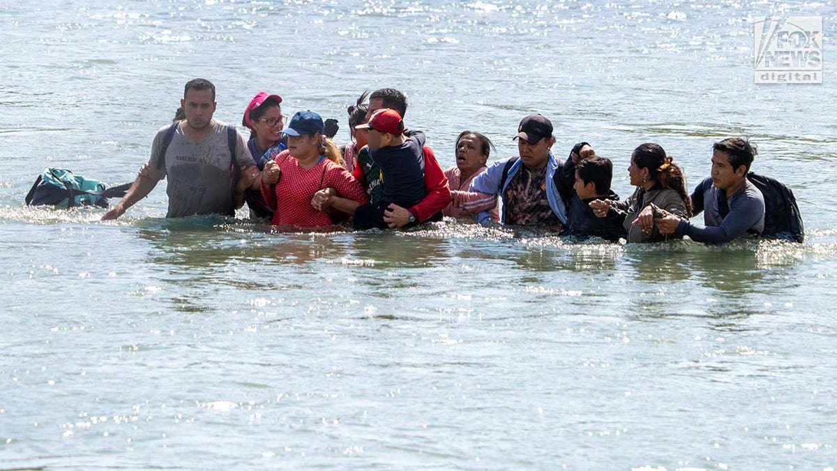 Migrantes cruzam o Rio Grande para entrar na fronteira americana