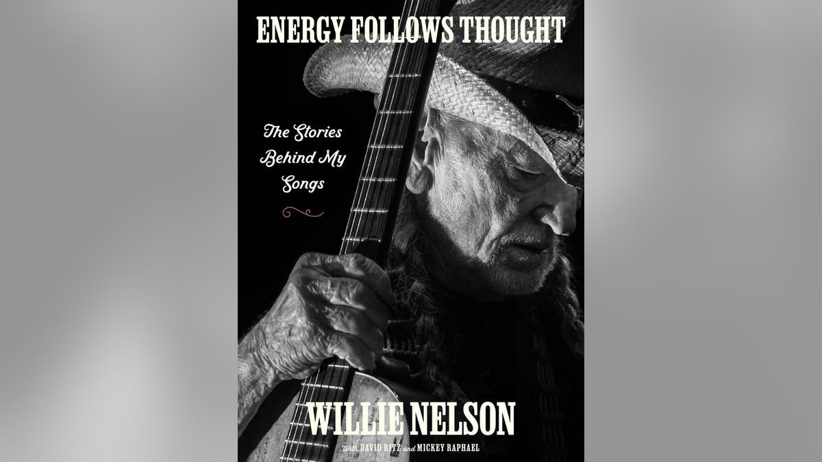 Copertina del libro di Willie Nelson "L'energia segue il pensiero"