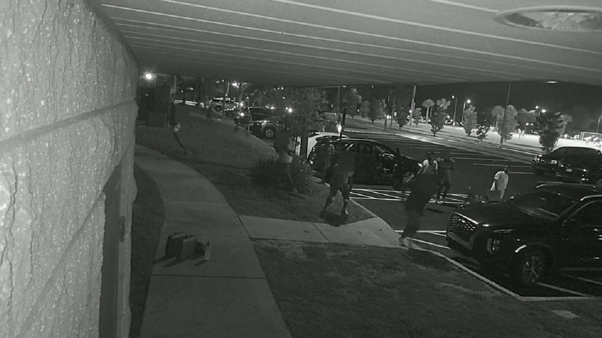 Uma imagem de um vídeo de vigilância em preto e branco mostrando um tiroteio entre jovens jogadores de futebol em um parque da Flórida.