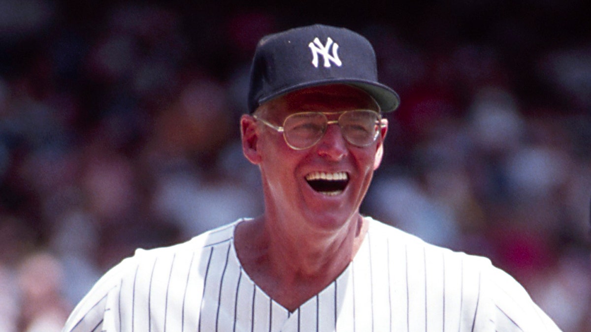 Frank Howard glimlacht in Yankees-uniform