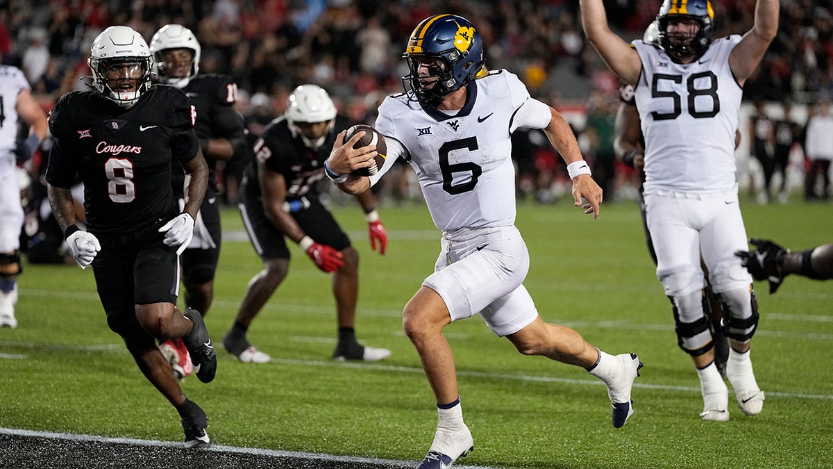 Garrett Greene runs for a TD