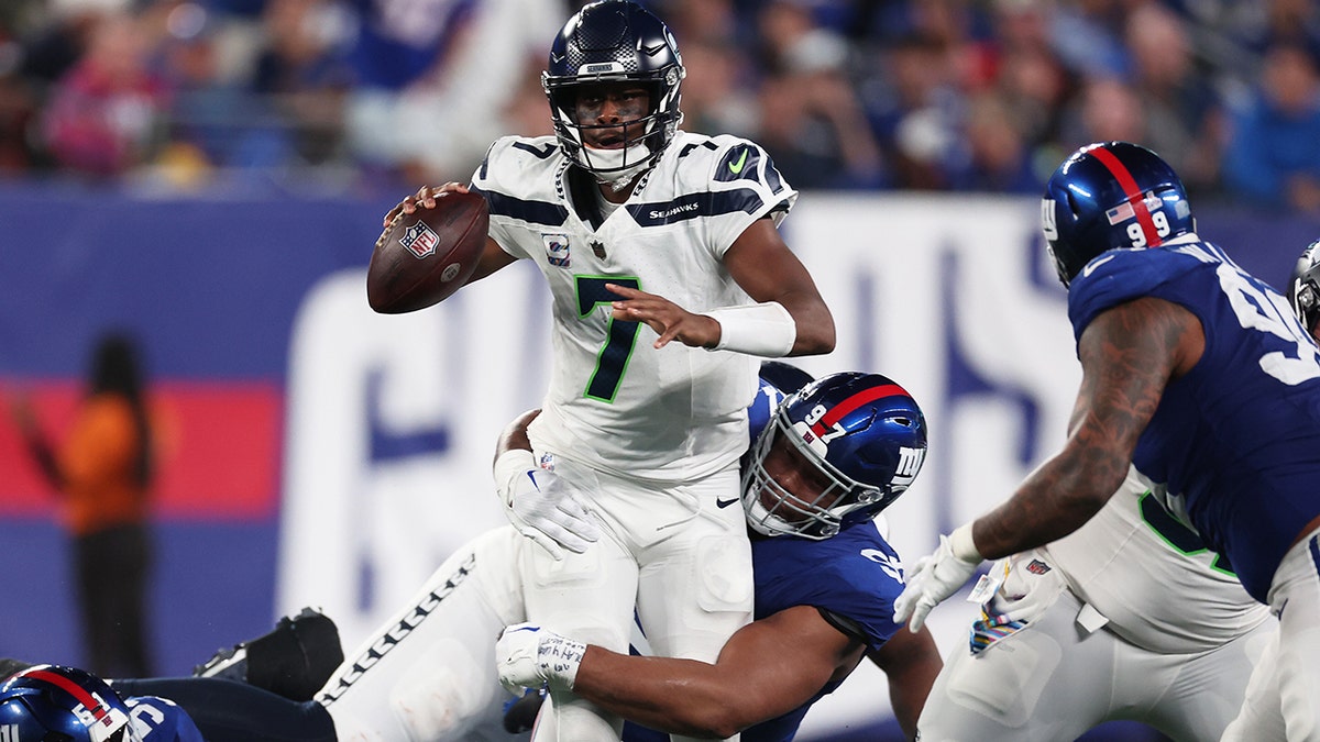 Seattle Seahawks 24-3 New York Giants: Daniel Jones sacked 11 times as  Devon Witherspoon scores 97-yard pick-six, NFL News