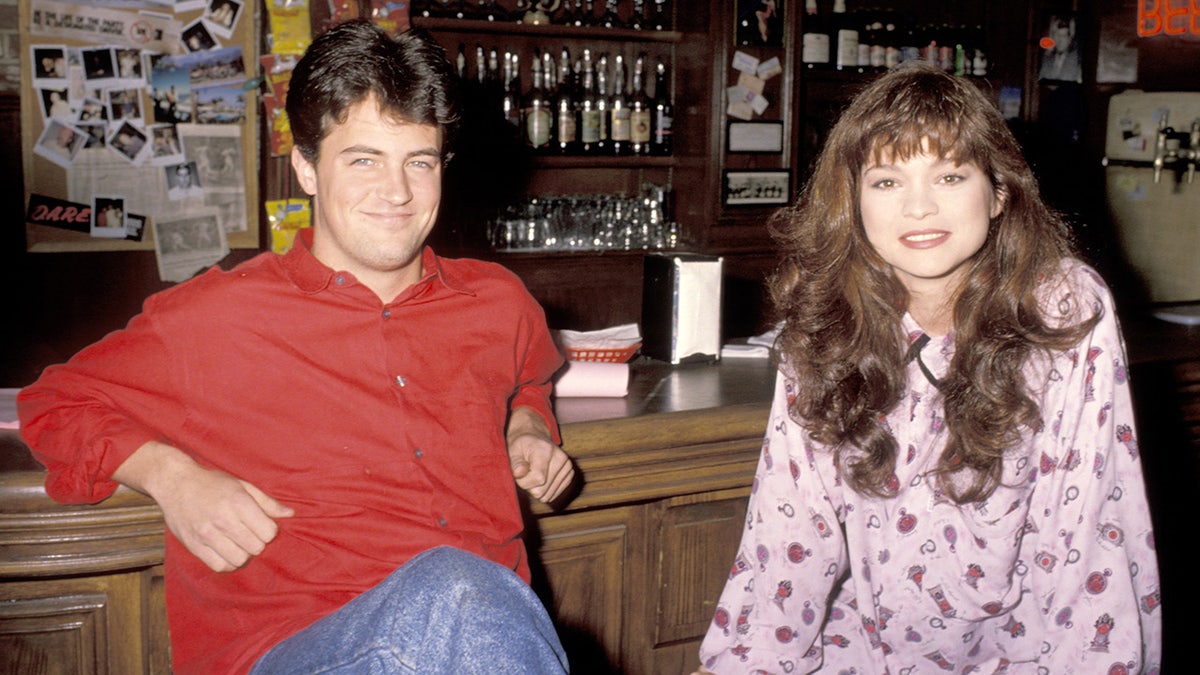 Matthew Perry in a red shirt and Valerie Bertinelli in a patterned blouse