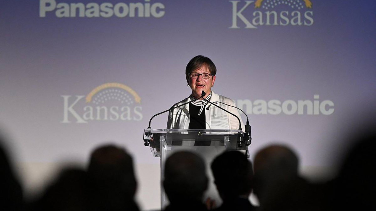 A governadora do Kansas, Laura Kelly, no palco anunciando detalhes da fábrica de baterias EV da Panasonic de US$ 4 bilhões em de soto