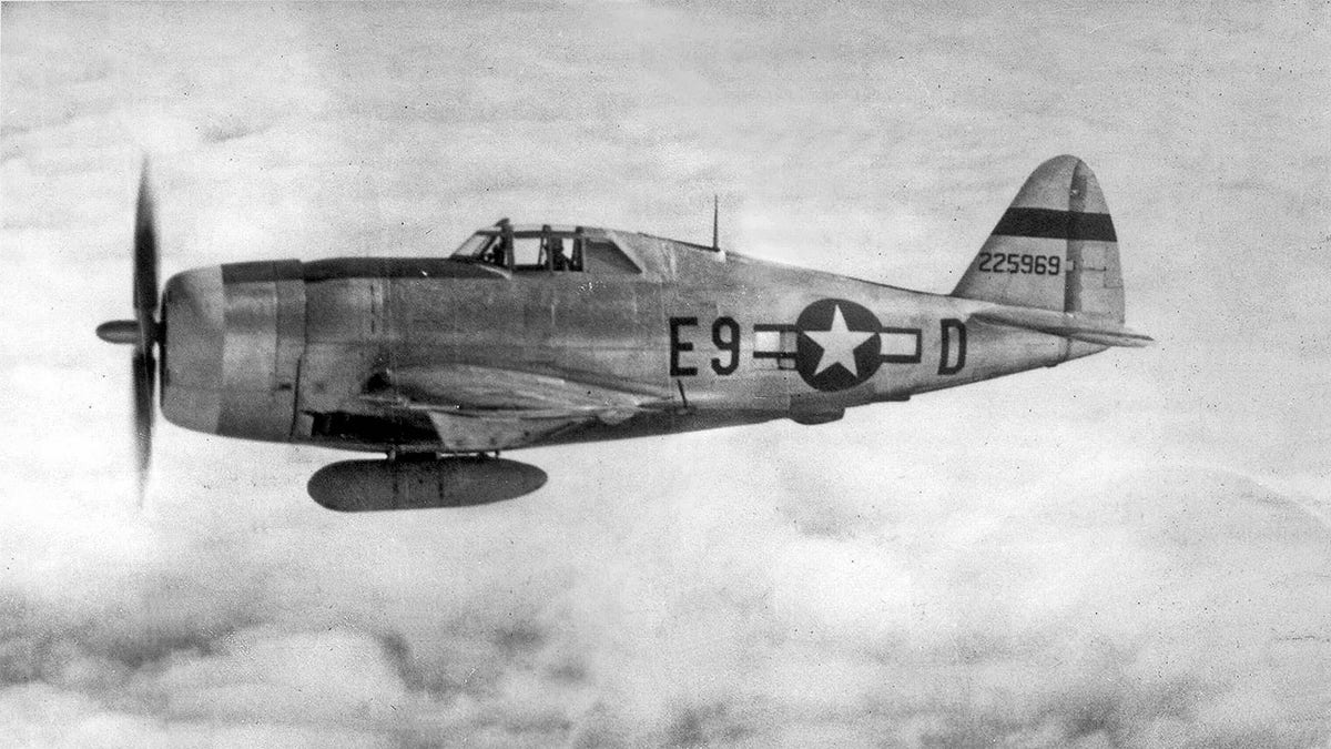 a p-47 thunderbolt airplane