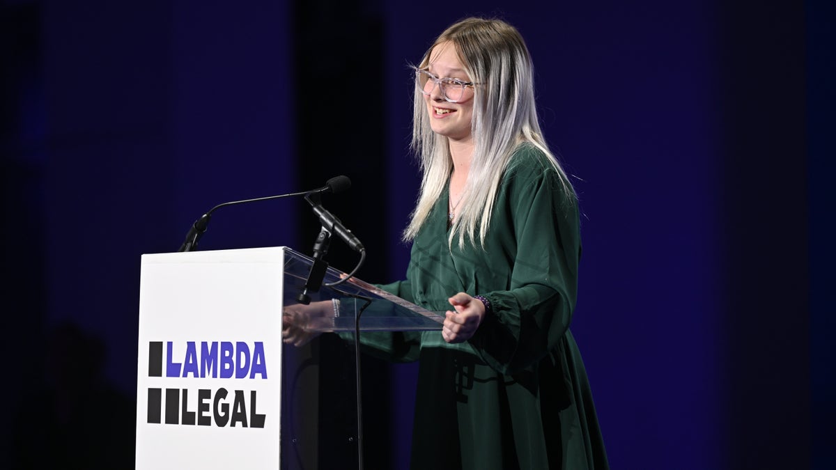 Becky Pepper-Jackson parla sul palco dei Lambda Legal Liberty Awards a New York City