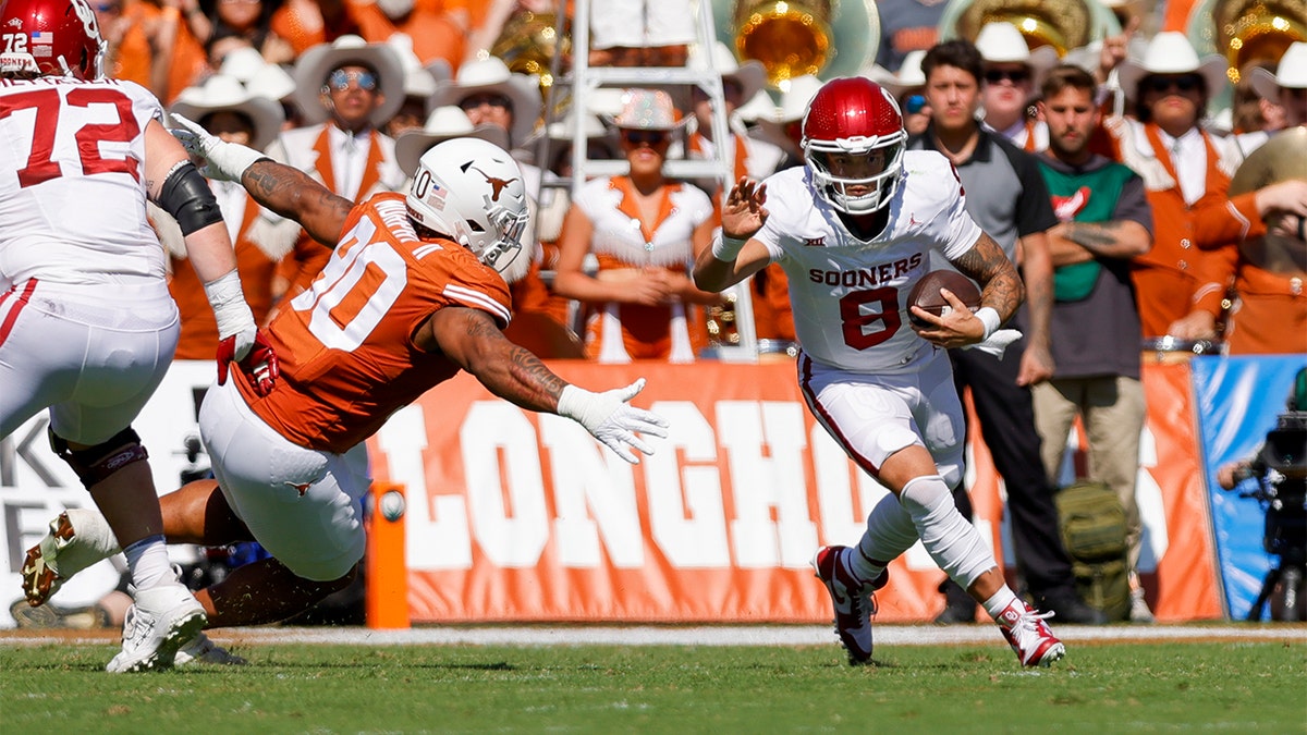 Dillon Gabriel runs against Texas