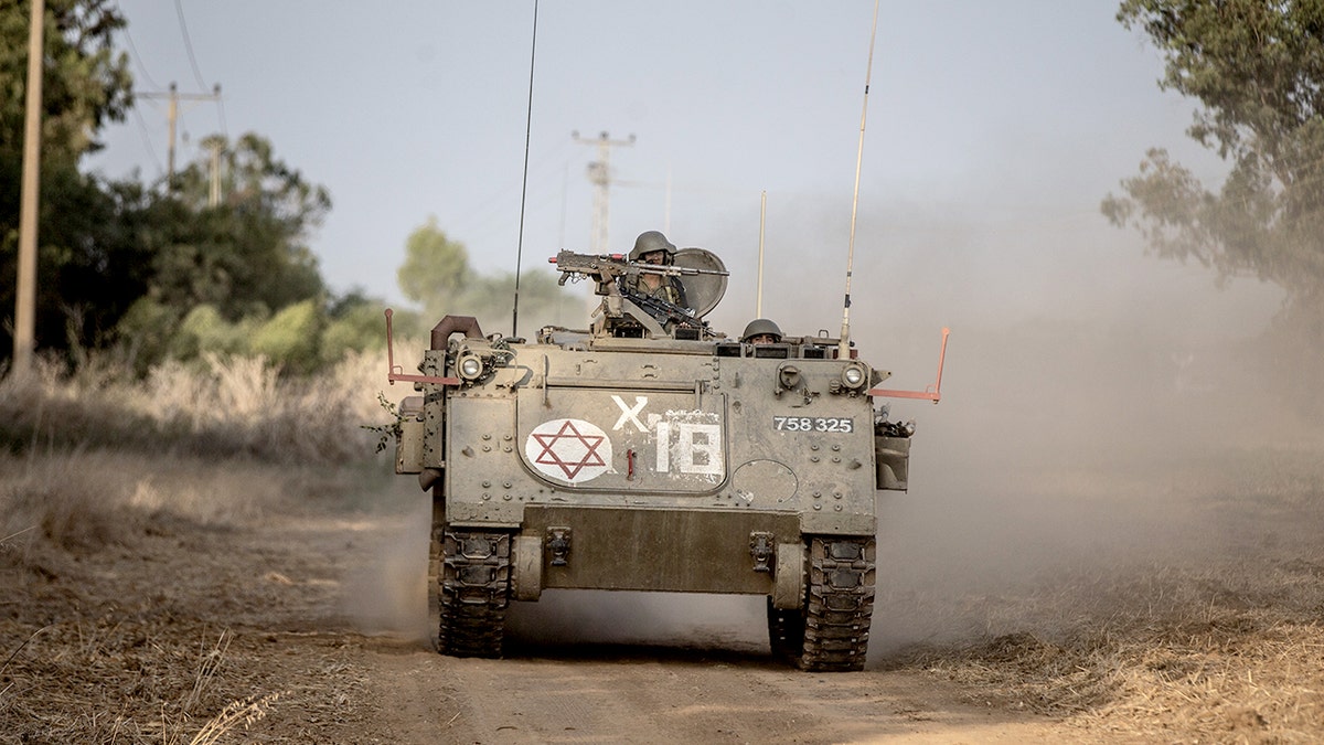 Veículo blindado de transporte de pessoal da força de defesa de Israel