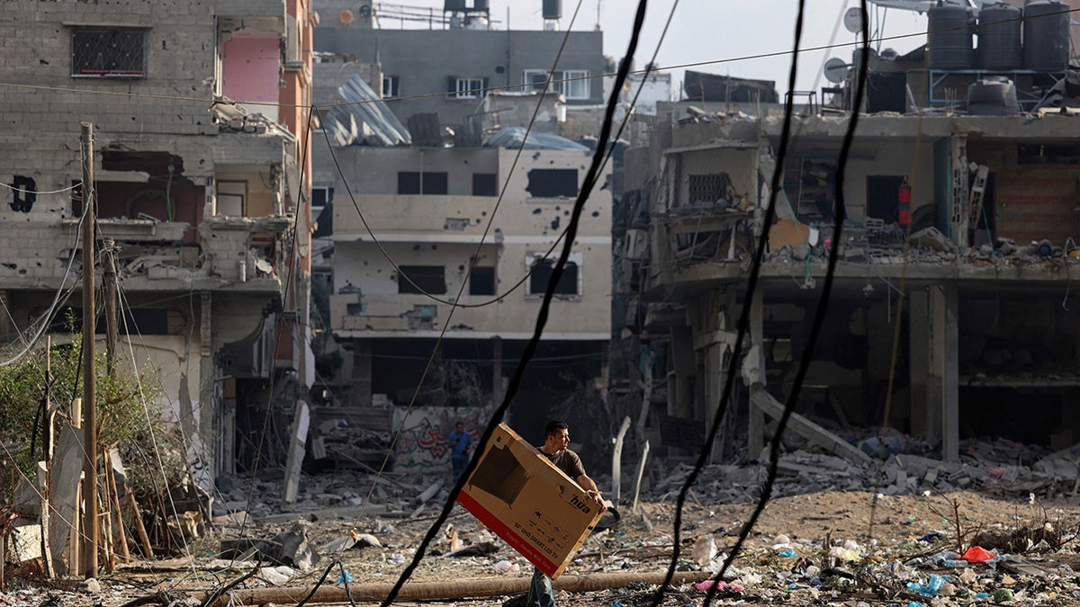 Prédio em Gaza é bombardeado em meio a escombros