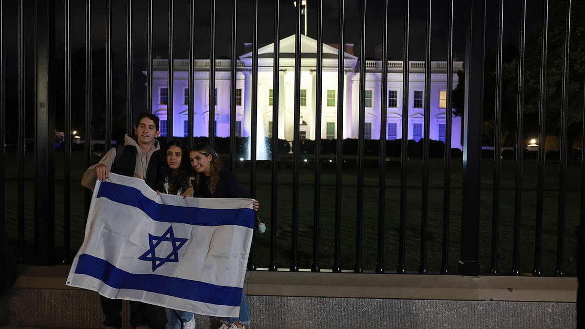 Bandeira de Israel em frente à Casa Branca