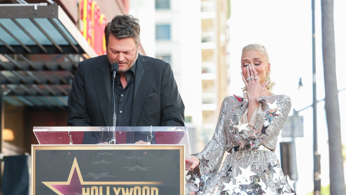 Blake Shelton gives a speech at Gwen Stefani's ceremony