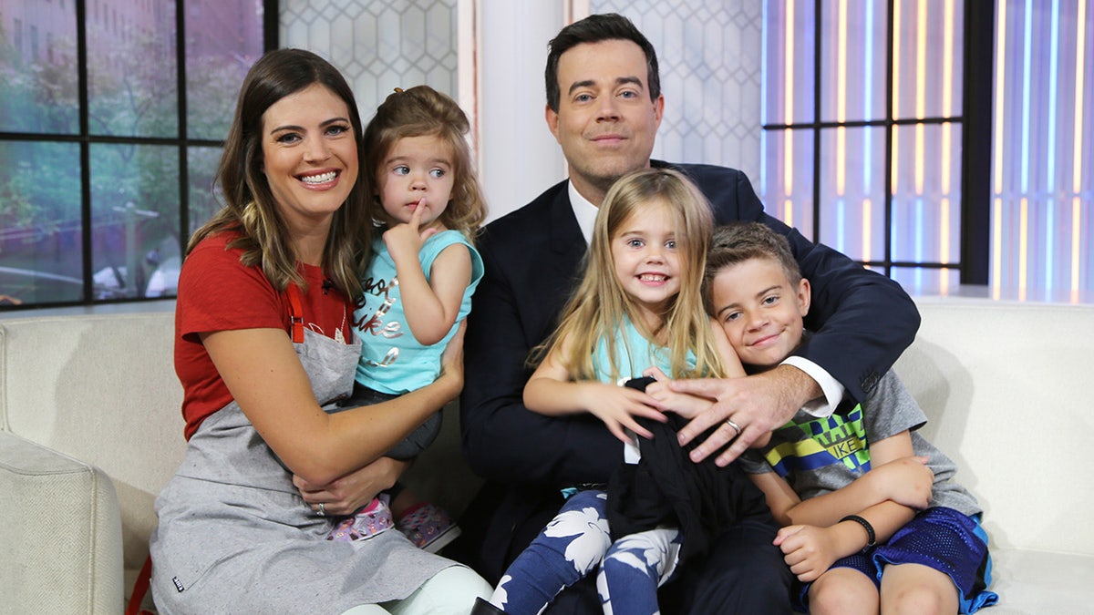 Uma foto de Carson Daly e sua família