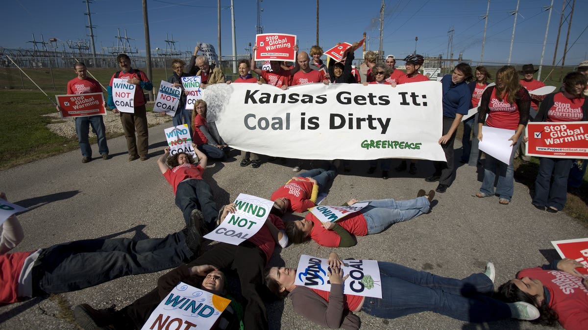 Kansass se reuniram em frente ao centro de energia Lawrence para protestar contra a energia do carvão