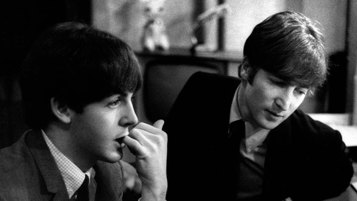 John Lennon con Paul McCartney