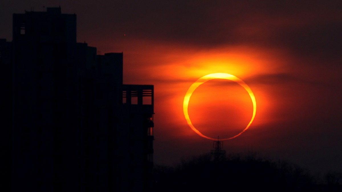 eclipse do anel de fogo