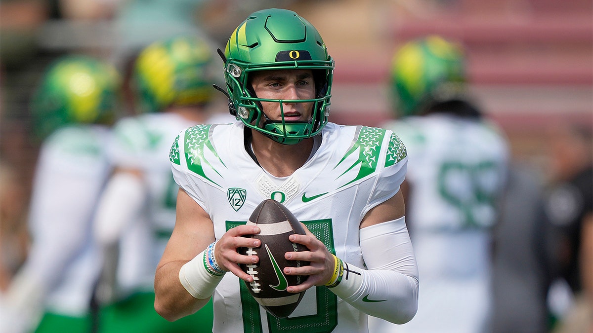 Bo Nix warms up before Stanford