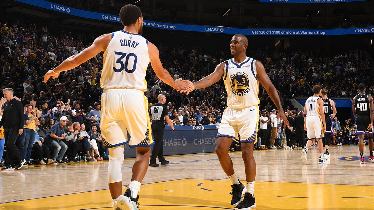 Stephen Curry and Chris Paul high five