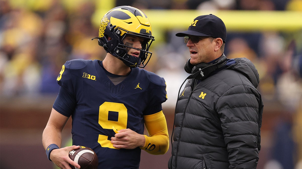 Jim Harbaugh s'entretient avec JJ McCarthy