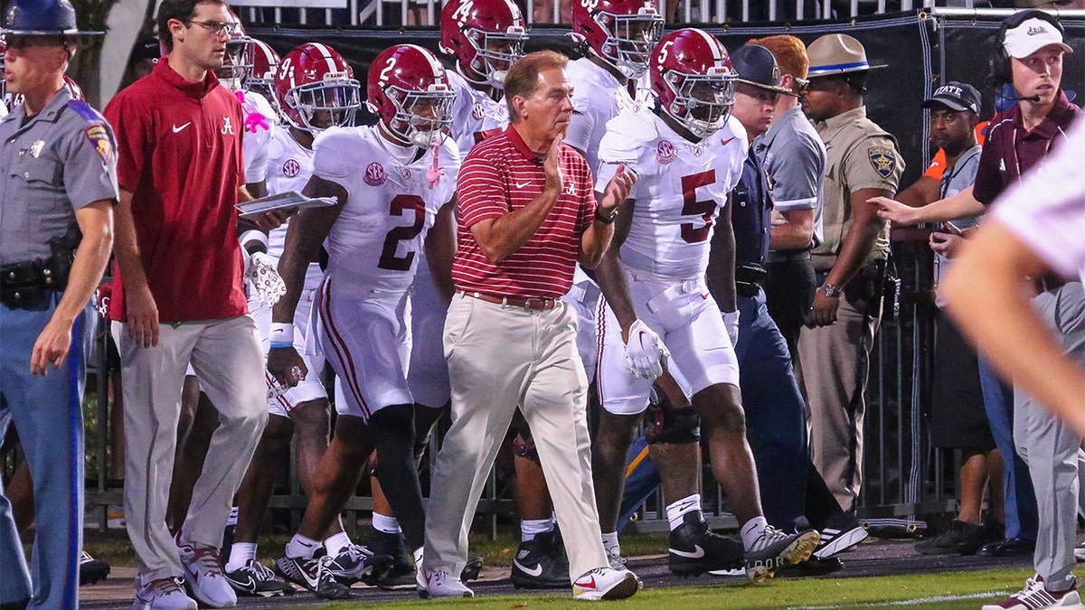 Nick Saban betreedt het veld met zijn team