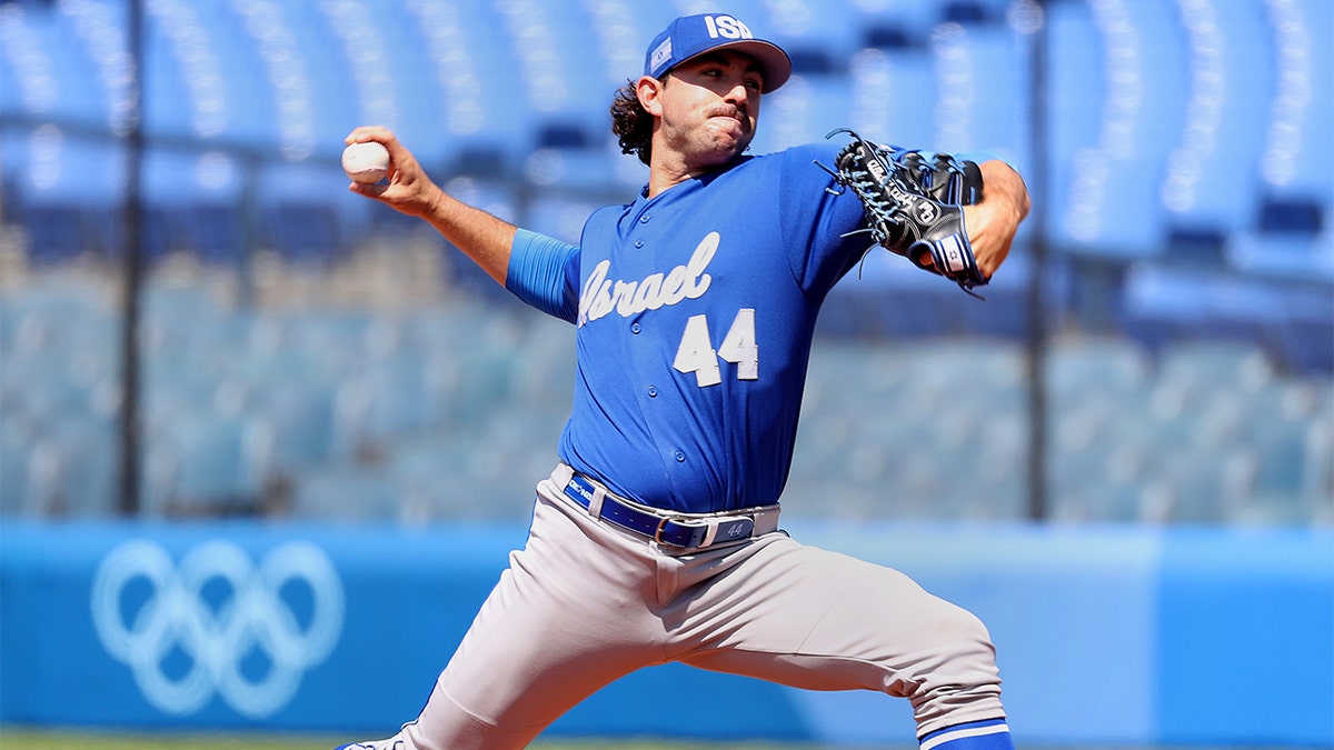 Zack Weiss pitches for Team Israel