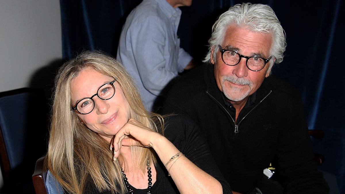 Barbra Streisand e James Brolin indossano abiti neri abbinati e occhiali da lettura