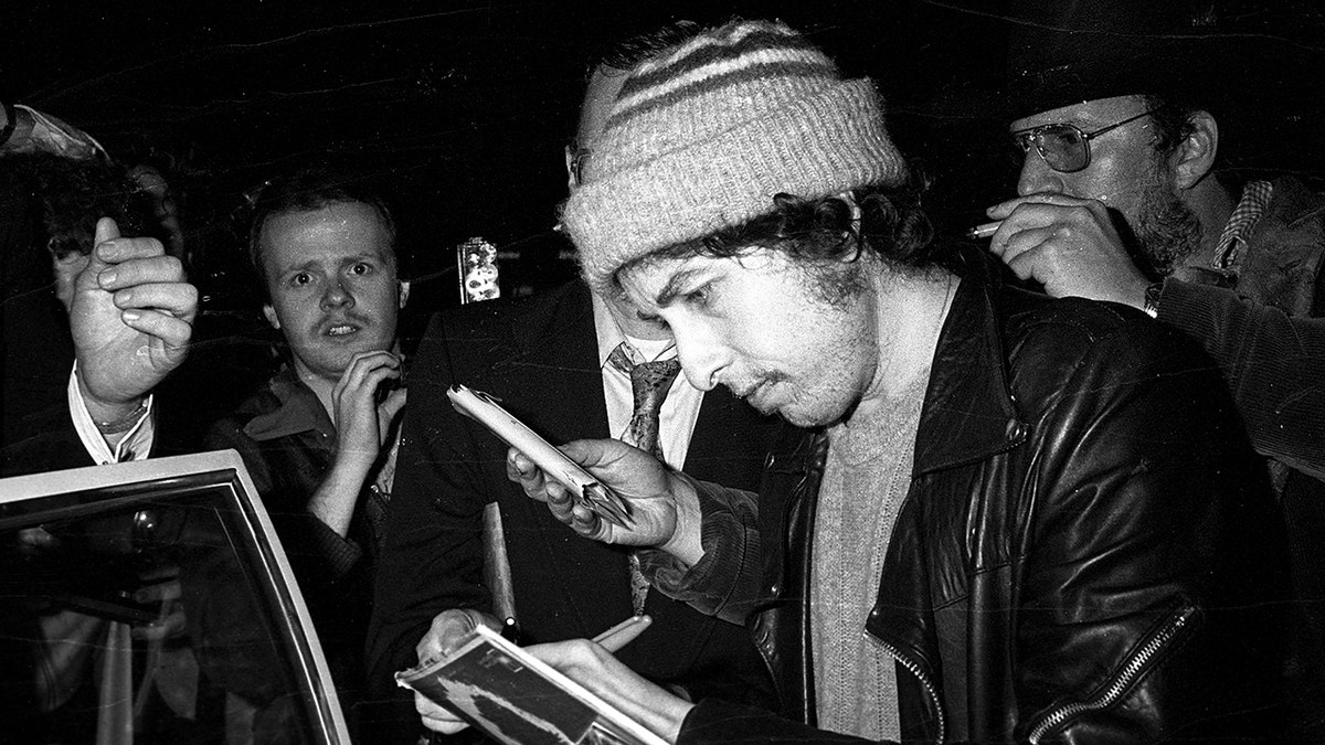 Bob Dylan dando autógrafos