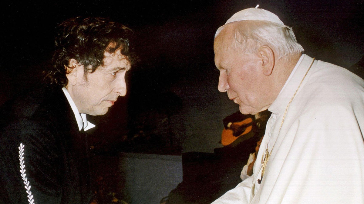 Bob Dylan cumprimentando o Papa