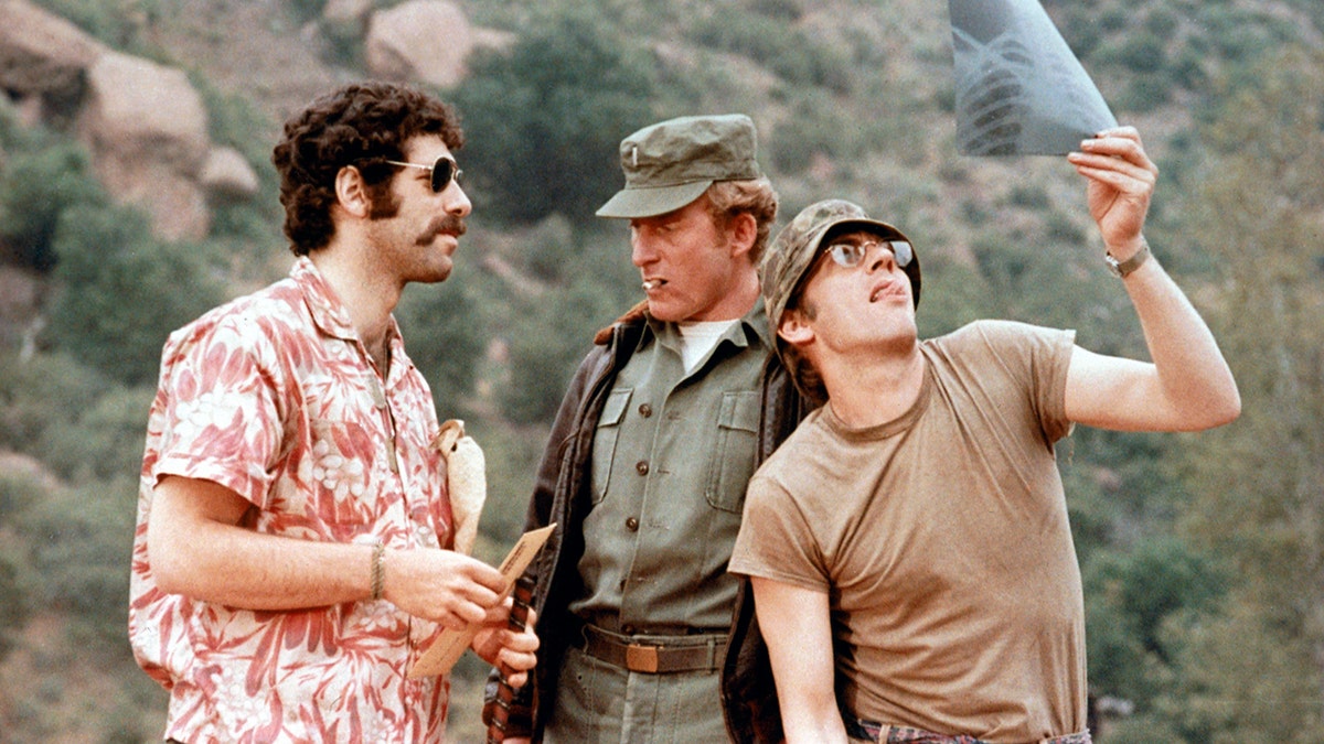 Elliott Gould and Donald Sutherland in "M*A*S*H"