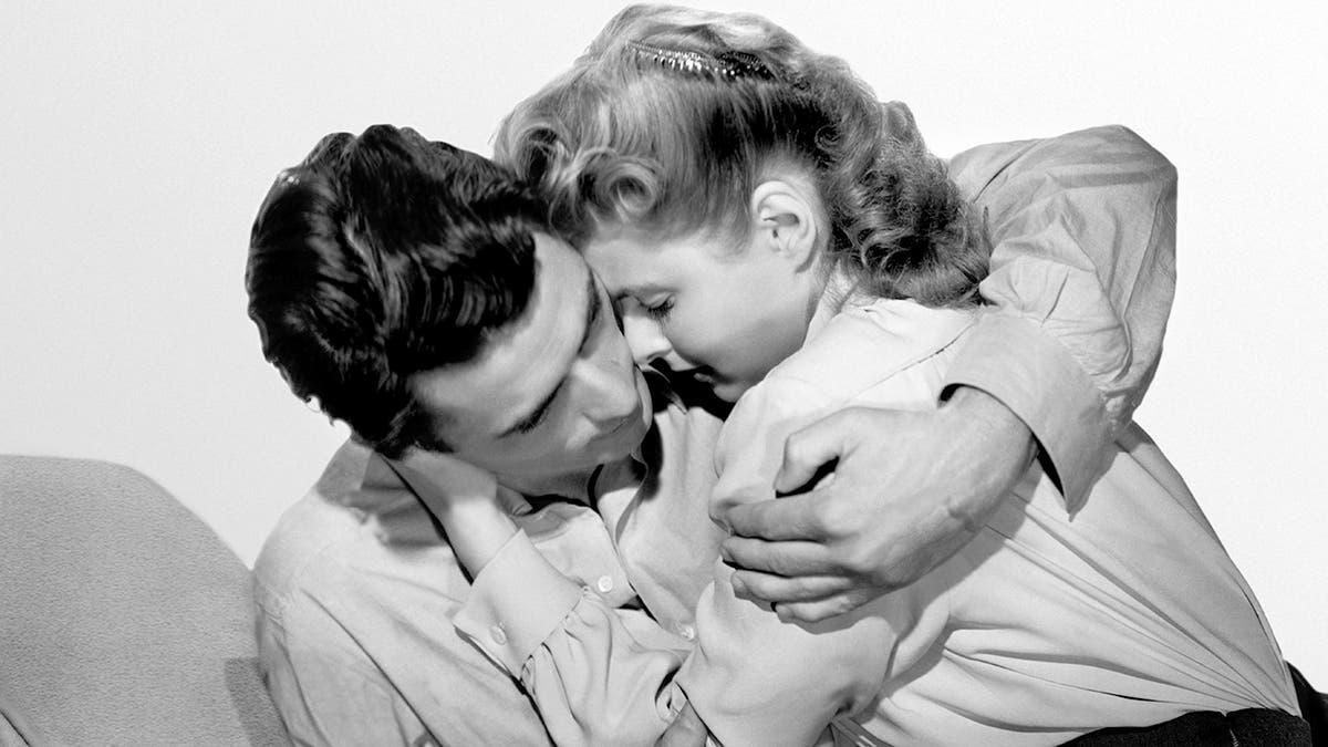 Gregory Peck embracing Ingrid Bergman