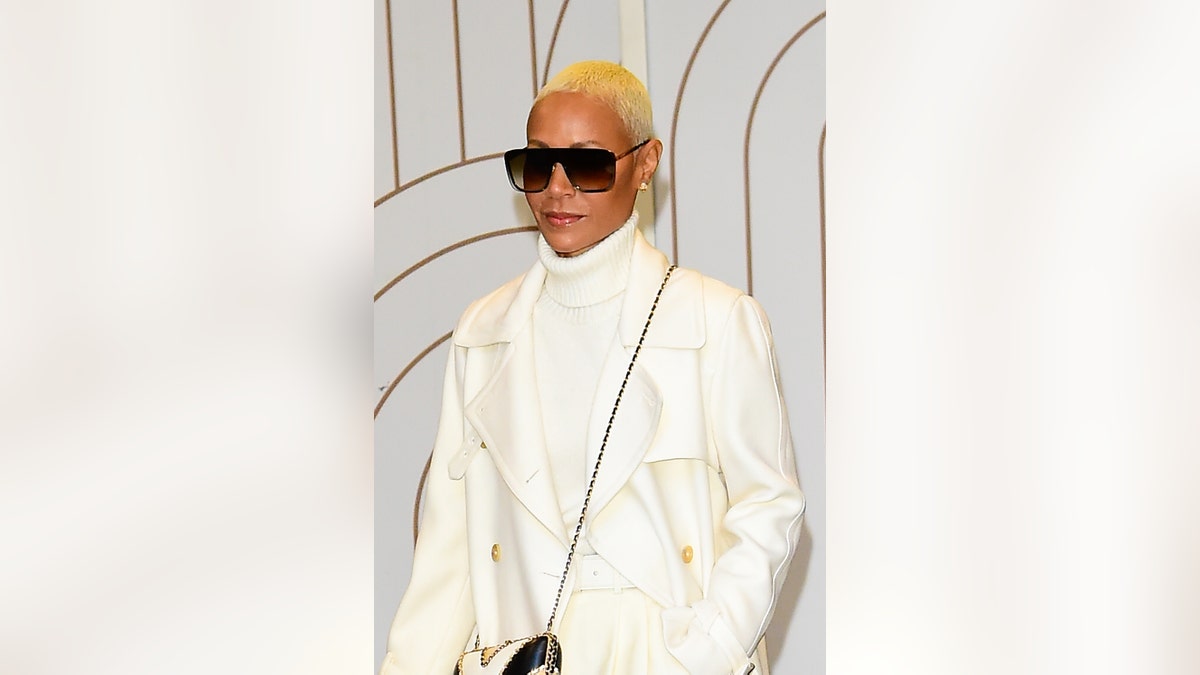 Un primo piano di Jada Pinkett Smith vestita tutta di bianco e con occhiali da sole