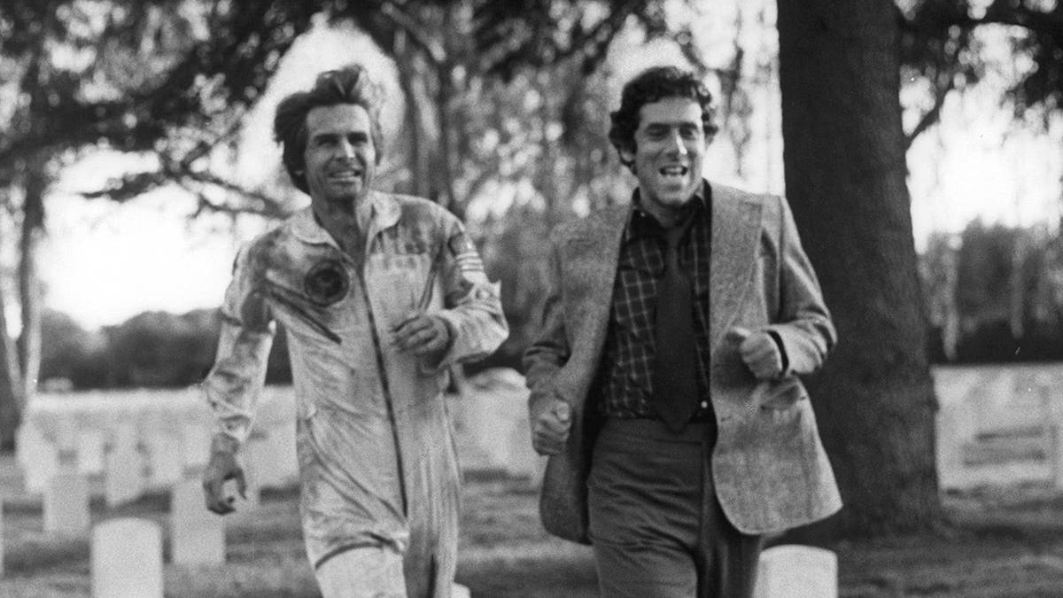 James Brolin and Elliott Gould running in "Capricorn One"