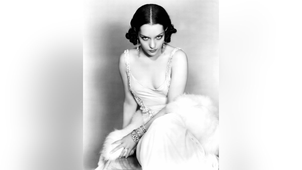 Lupe Velez indossa un abito da sera bianco con gioielli