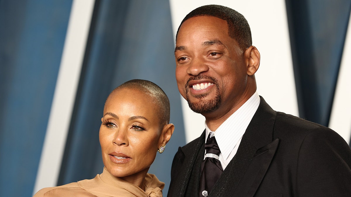 Un primo piano di Jada Pinkett Smith e Will Smith in abiti formali