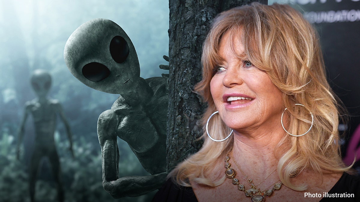 goldie hawn smiling with aliens looking on