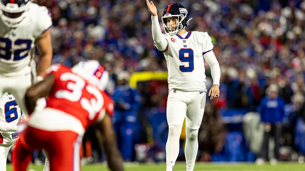 Giants make dubious history in heartbreaking loss to Bills 2 Graham Gano lines up for a field goal