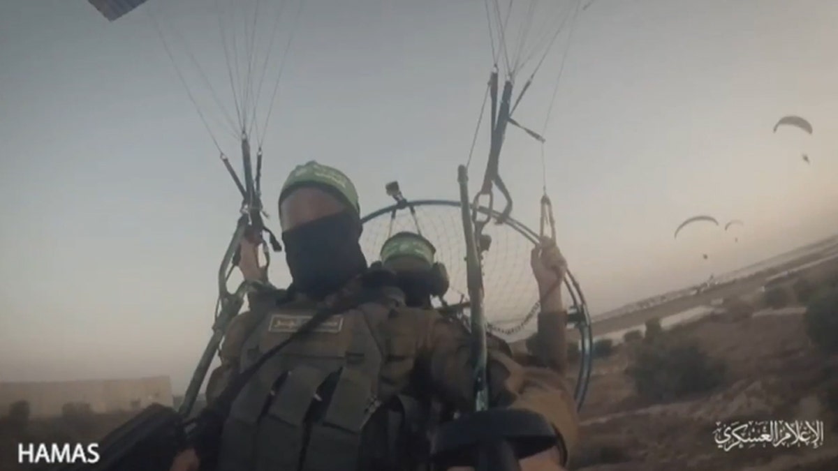 Terroristas do Hamas voam de parapente para Israel