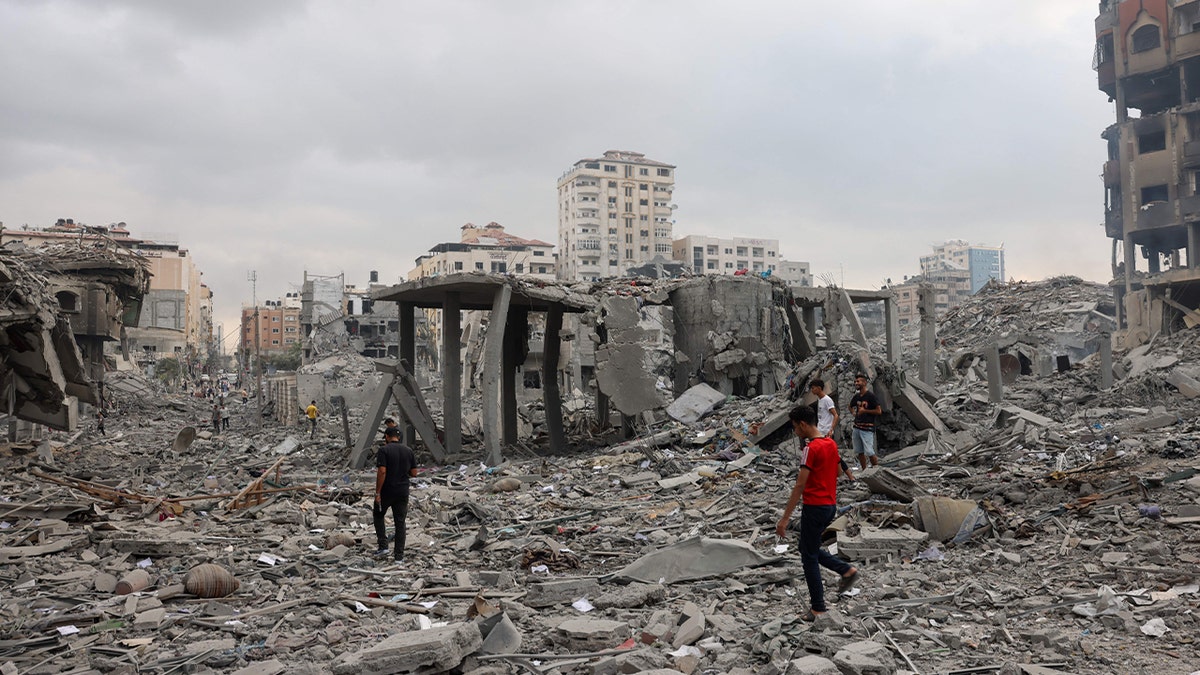 Palestinos analisam os danos do ataque israelense