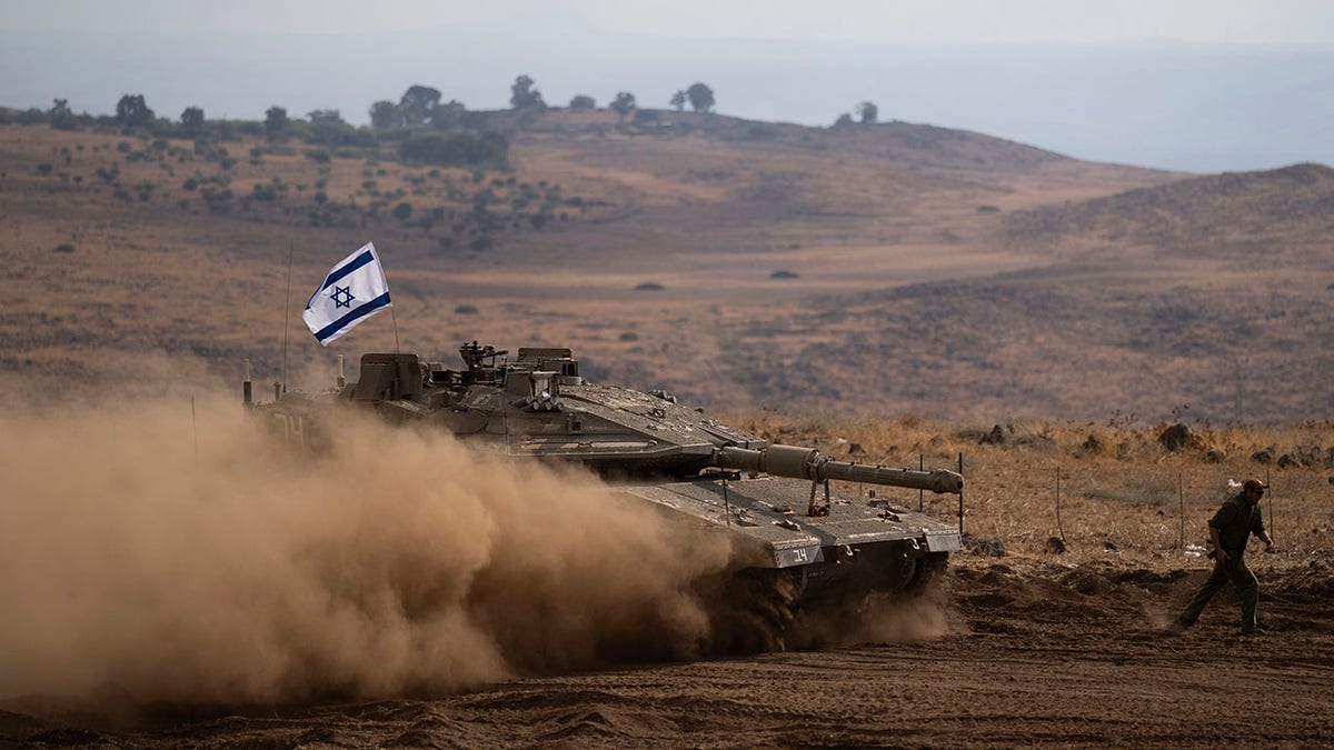 Tanque israelense perto da fronteira com o Líbano